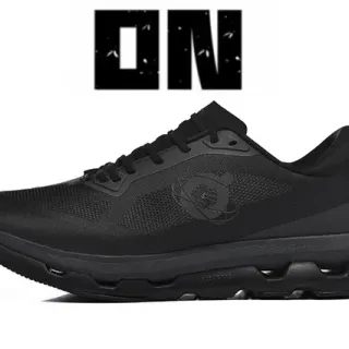 On zapatillas de correr negras monocromáticas con malla superior ingenierizada