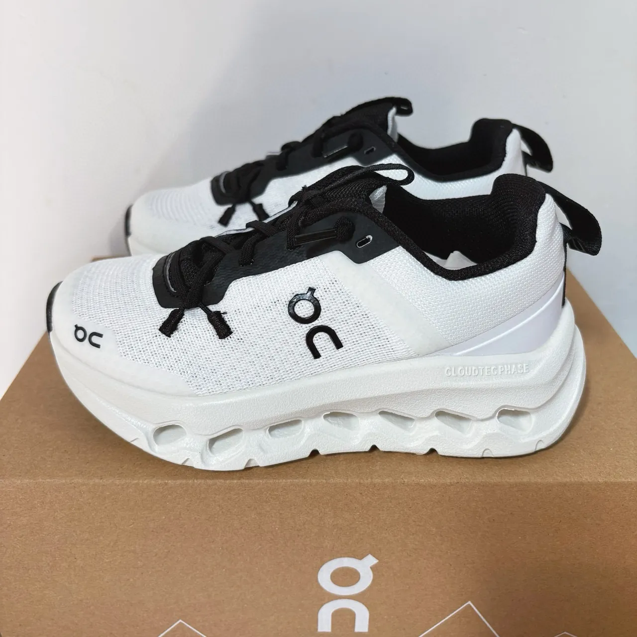 On Cloudmonster Black White أحذية جري منخفضة التوب بأعلى نسيج شبكي محبوك 4