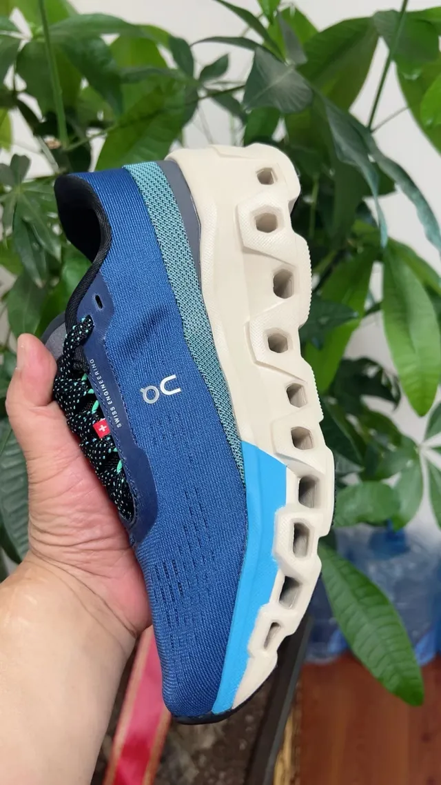 On Cloudmonster cinza claro azul teal tênis de corrida 7