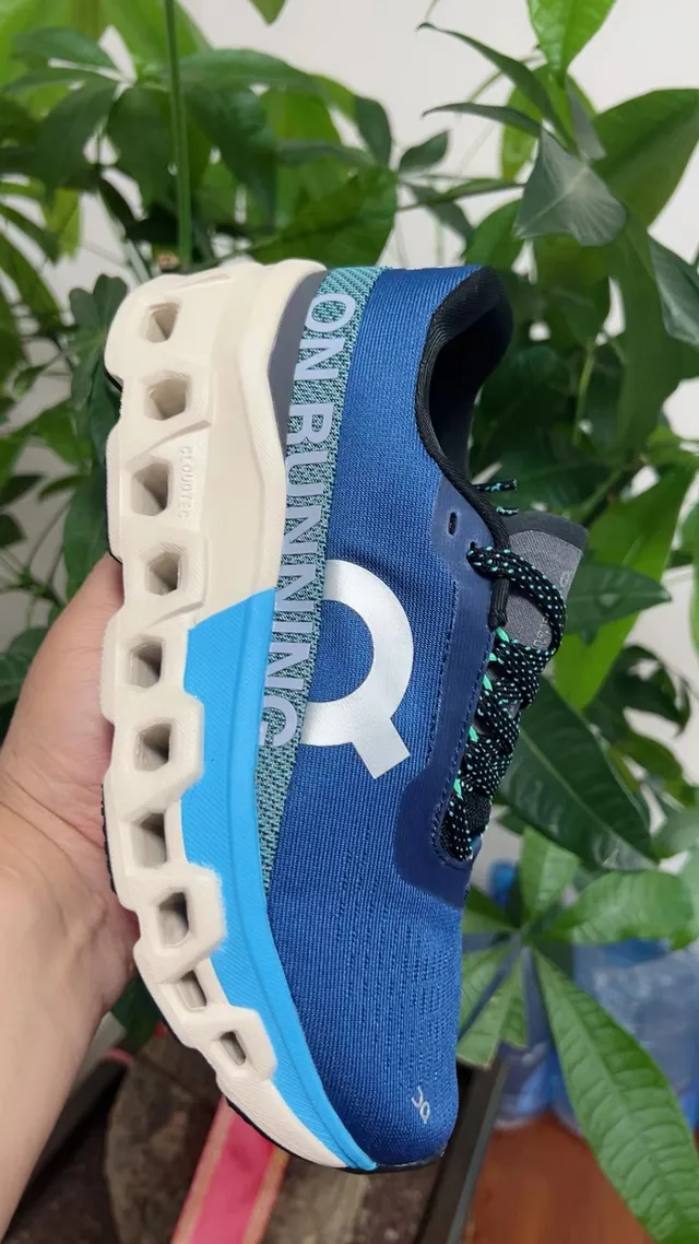 On Cloudmonster cinza claro azul teal tênis de corrida 8