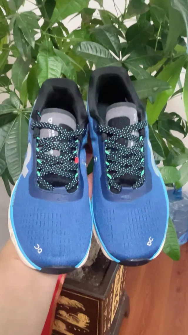 On Cloudmonster cinza claro azul teal tênis de corrida 9
