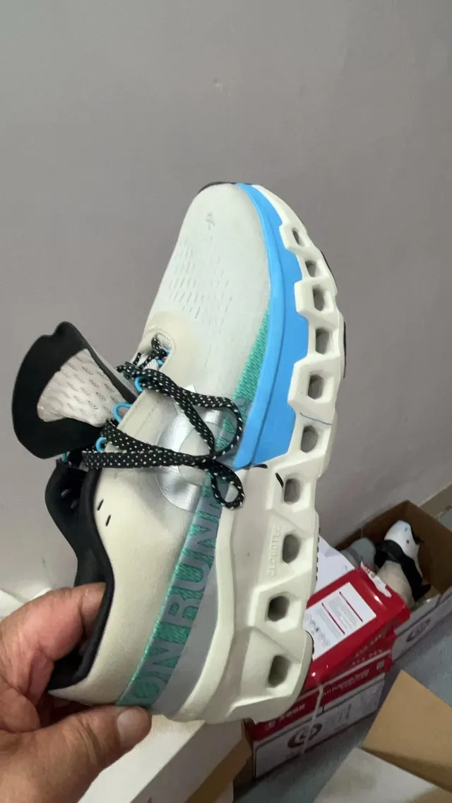 On Cloudmonster cinza claro azul teal tênis de corrida 10