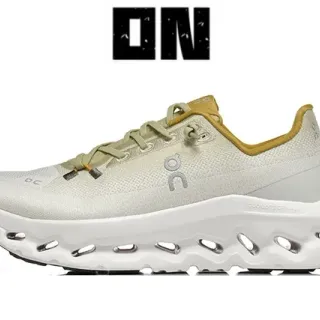 On Cloudmonster Off-White और Mustard रनिंग जूते