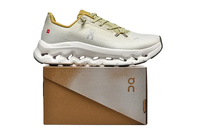 On Cloudmonster Off-White और Mustard रनिंग जूते 2