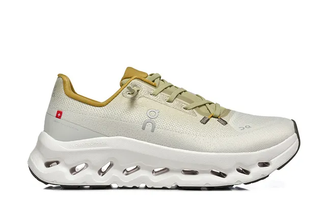 On Cloudmonster Off-White और Mustard रनिंग जूते 4