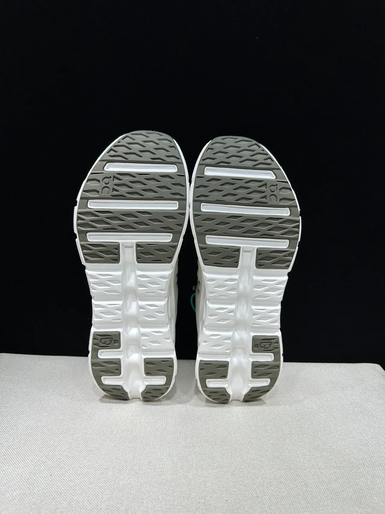 On Cloudmonster Off-White और Mustard रनिंग जूते 6