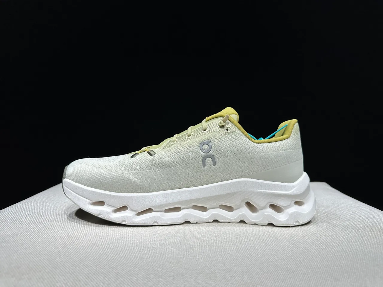 On Cloudmonster Off-White और Mustard रनिंग जूते 7
