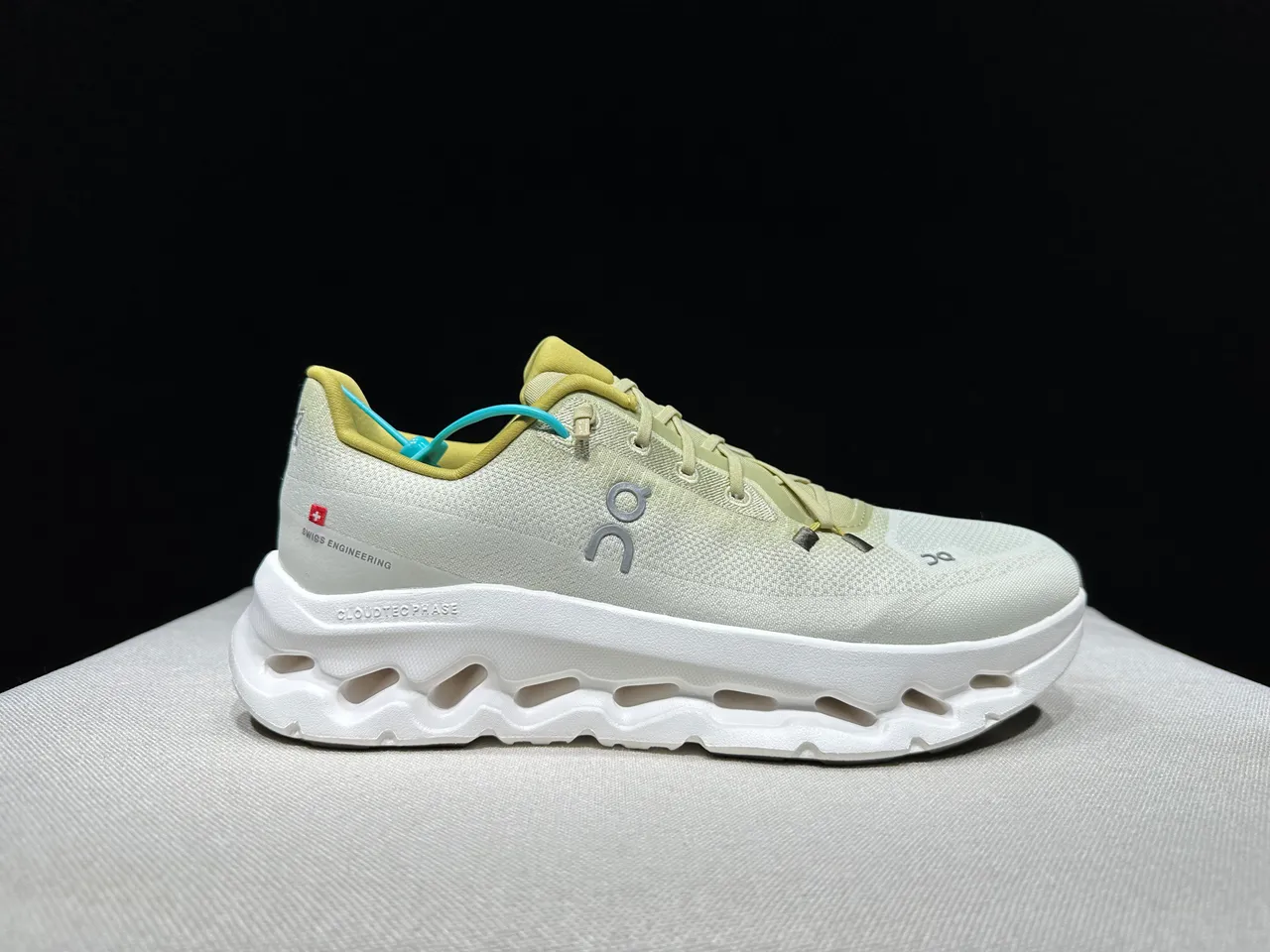 On Cloudmonster Off-White और Mustard रनिंग जूते 8