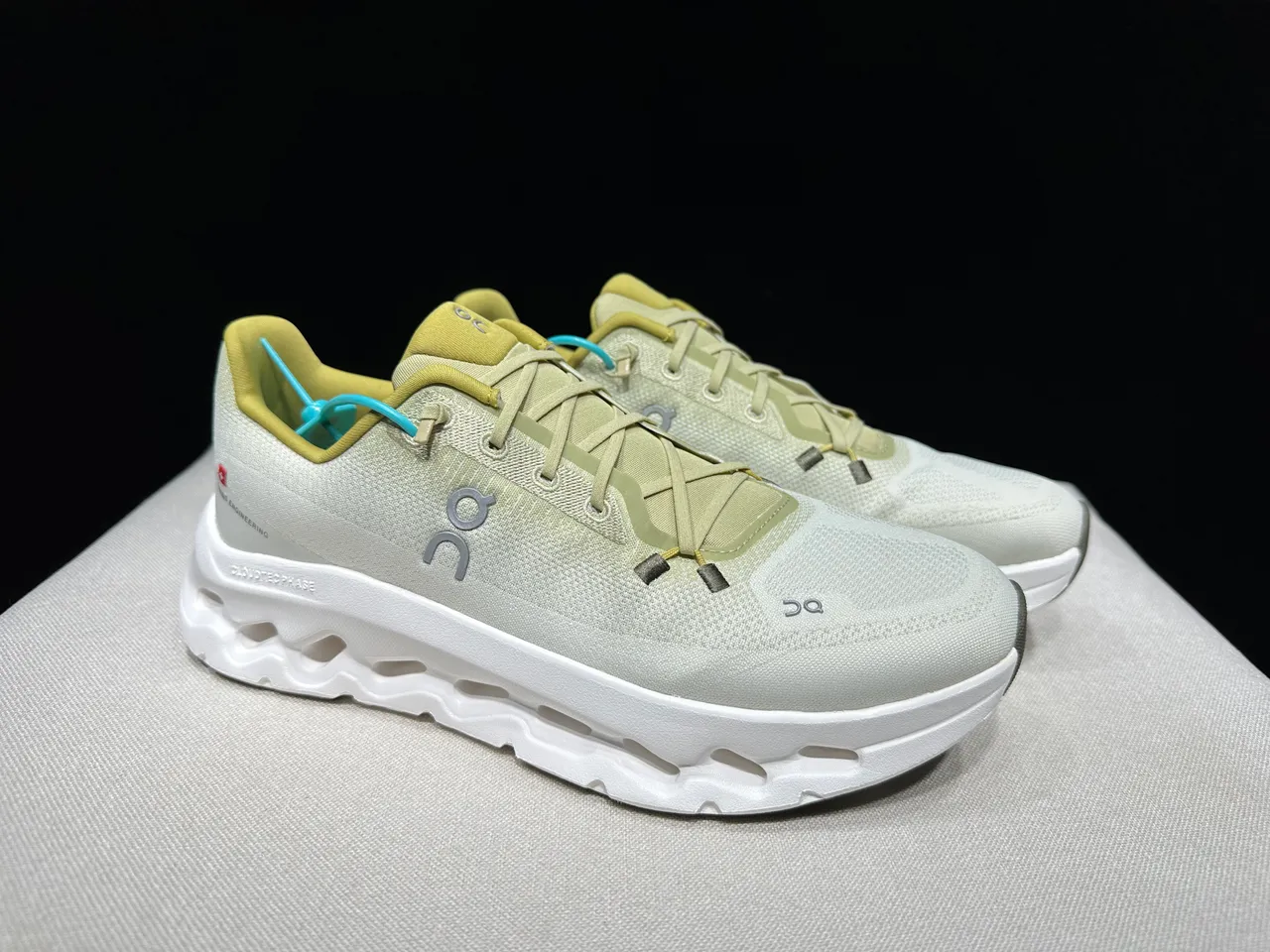On Cloudmonster Off-White और Mustard रनिंग जूते 9