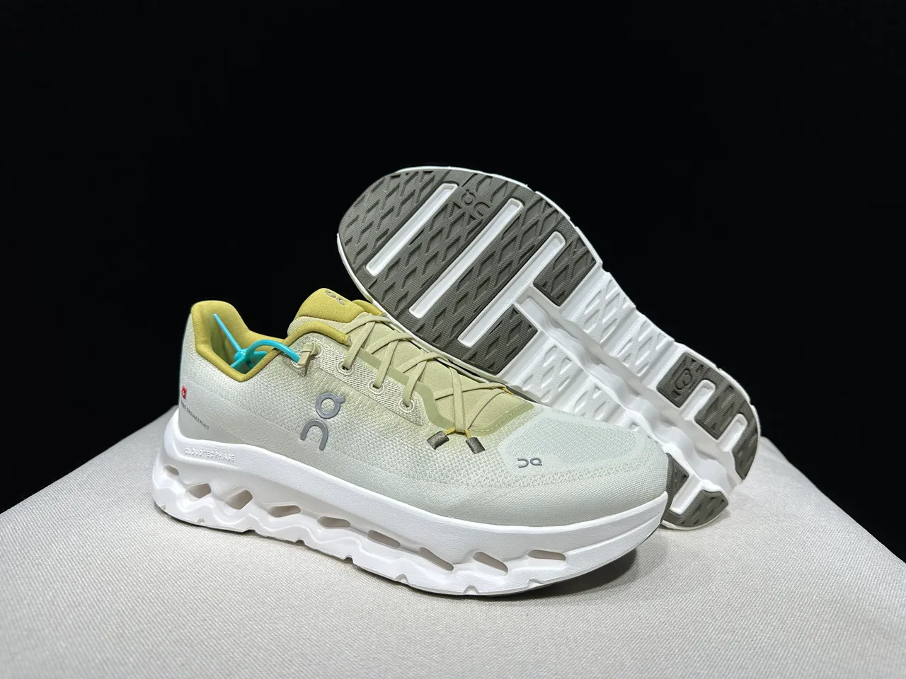 On Cloudmonster Off-White और Mustard रनिंग जूते 10