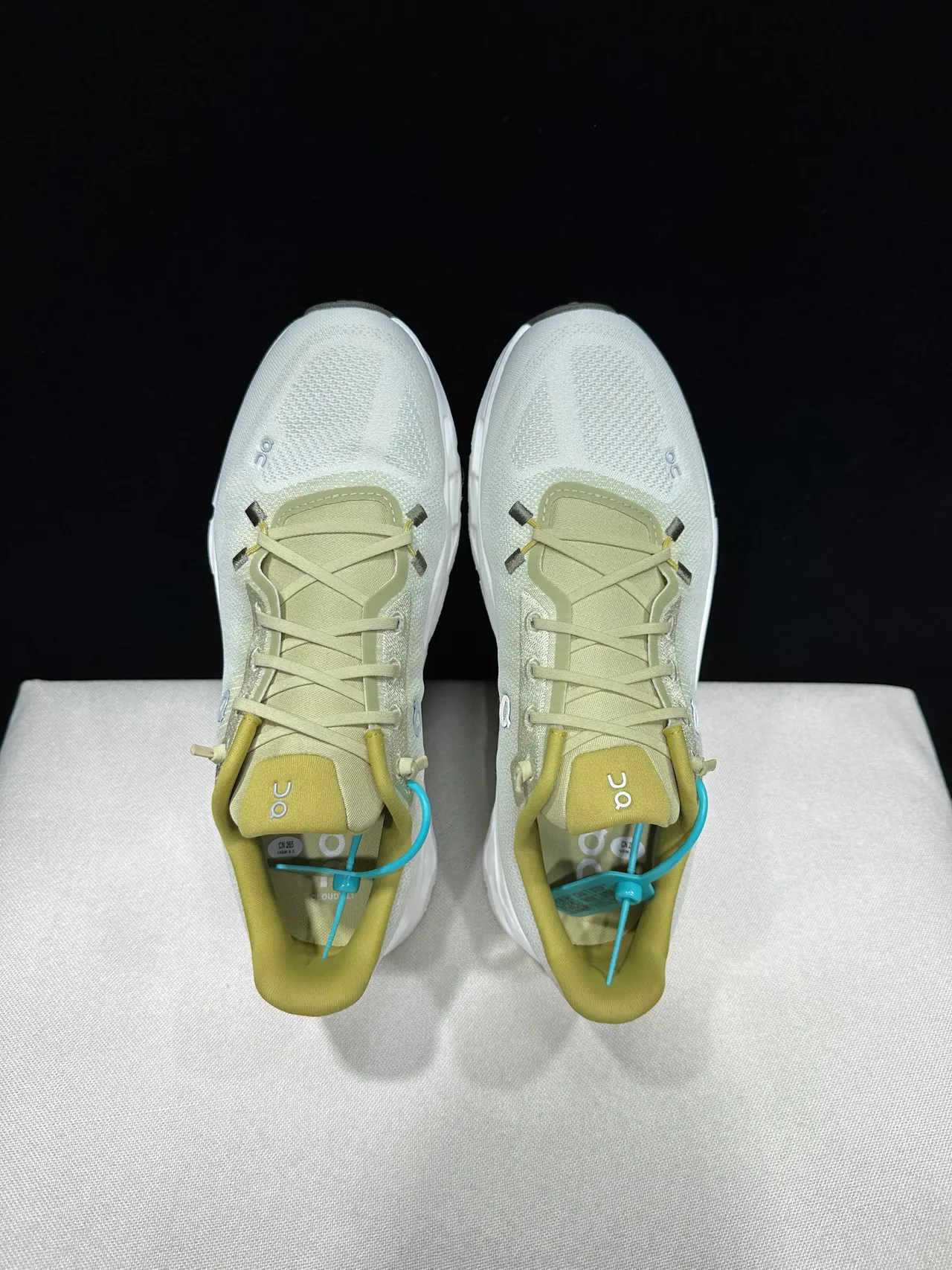 On Cloudmonster Off-White और Mustard रनिंग जूते 11