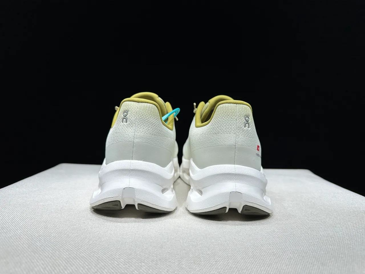 On Cloudmonster Off-White और Mustard रनिंग जूते 12