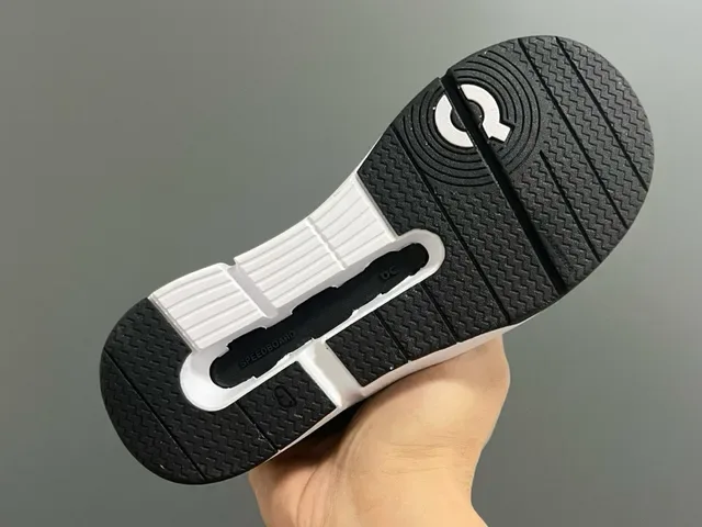 On Blanc Beige Fermeture de Sangle Velcro Double Semelle Chunky Segmentée Sneakers Lifestyle 21