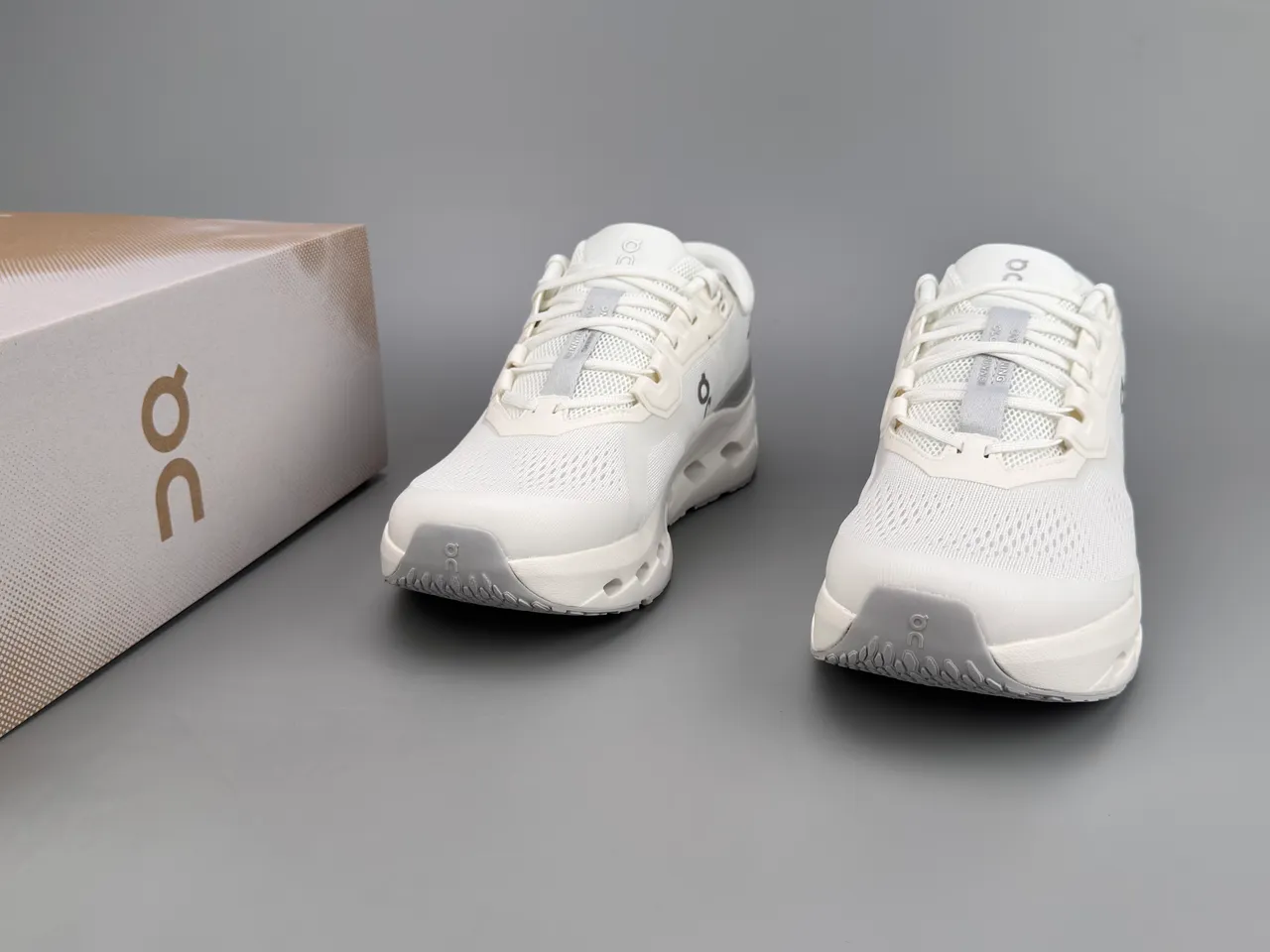On White Gray Breathable Engineered Mesh Upper Open Hexagonal CloudTec Midsole Pods Running Shoes 5