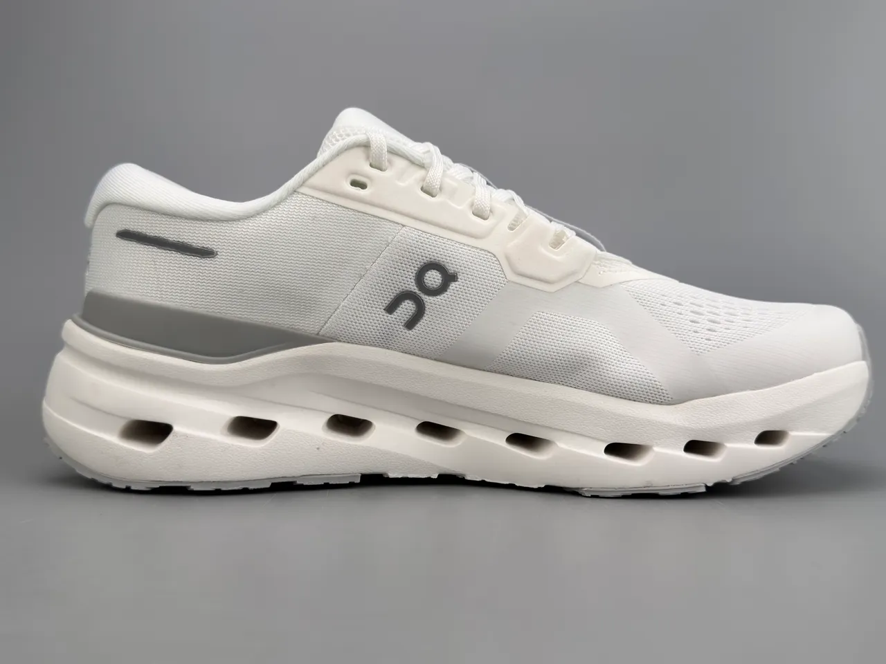 On White Gray Breathable Engineered Mesh Upper Open Hexagonal CloudTec Midsole Pods Running Shoes 10