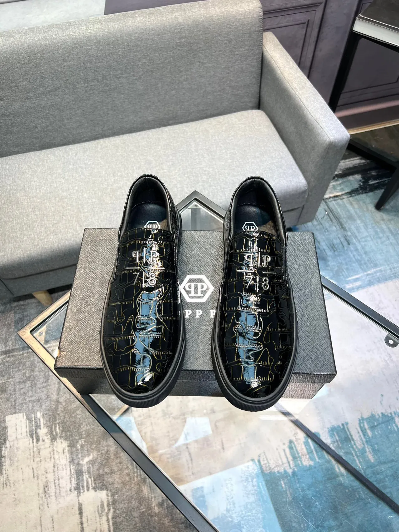 Philipp Plein Noir Doré Cuir Croc-Embossed Brillant Motif Monogramme Ligne Art Chaussures Casual 2