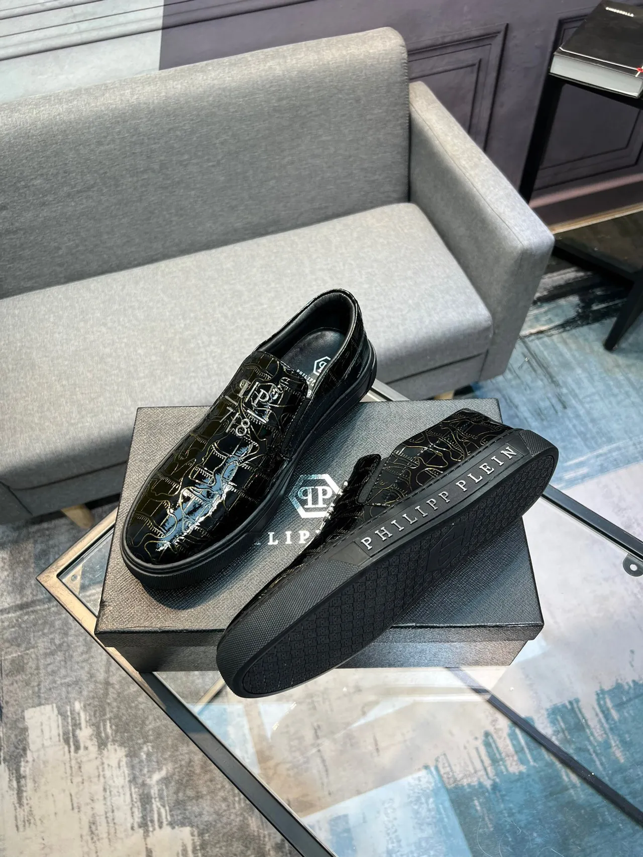 Philipp Plein Noir Doré Cuir Croc-Embossed Brillant Motif Monogramme Ligne Art Chaussures Casual 4