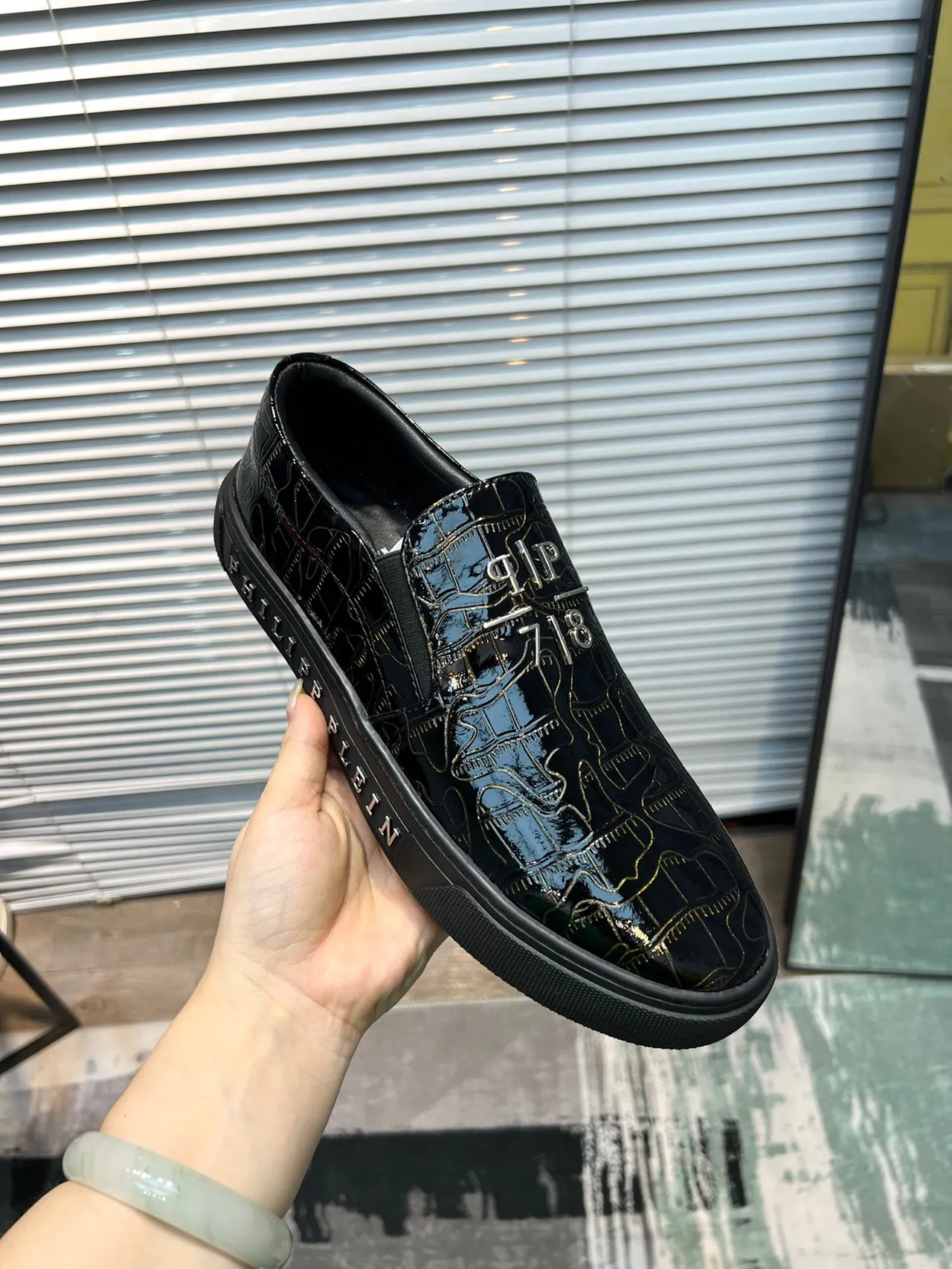 Philipp Plein Noir Doré Cuir Croc-Embossed Brillant Motif Monogramme Ligne Art Chaussures Casual 6