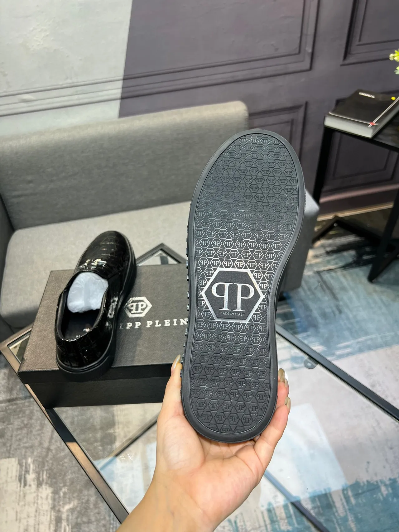 Philipp Plein Noir Doré Cuir Croc-Embossed Brillant Motif Monogramme Ligne Art Chaussures Casual 7