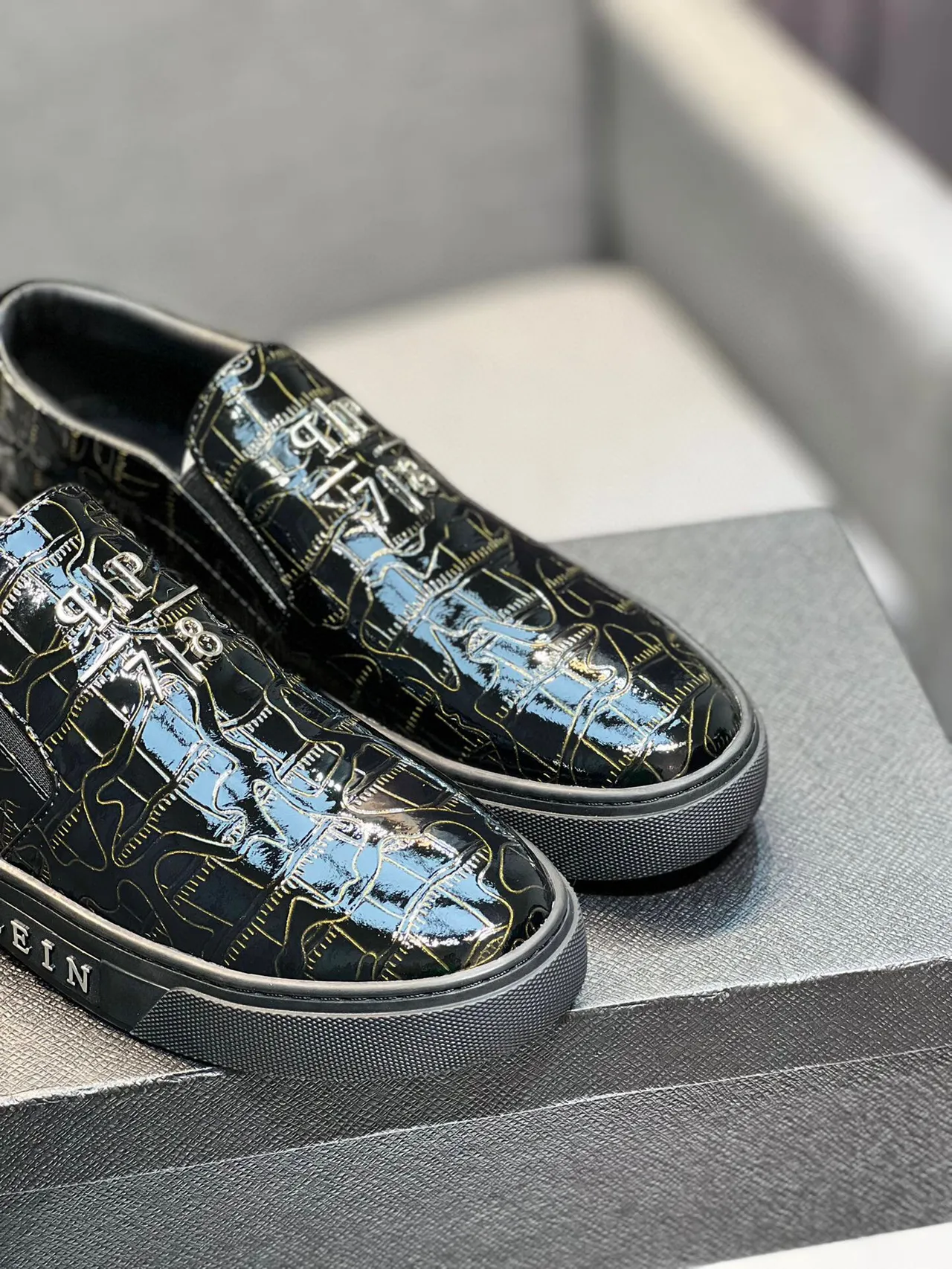Philipp Plein Noir Doré Cuir Croc-Embossed Brillant Motif Monogramme Ligne Art Chaussures Casual 9