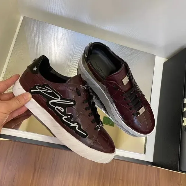 Philipp Plein أحذية رياضية أسلوب حياة جلد أسود بورجوندي مطبوع بتصميم التمساح شعار سكريبت جريء 4