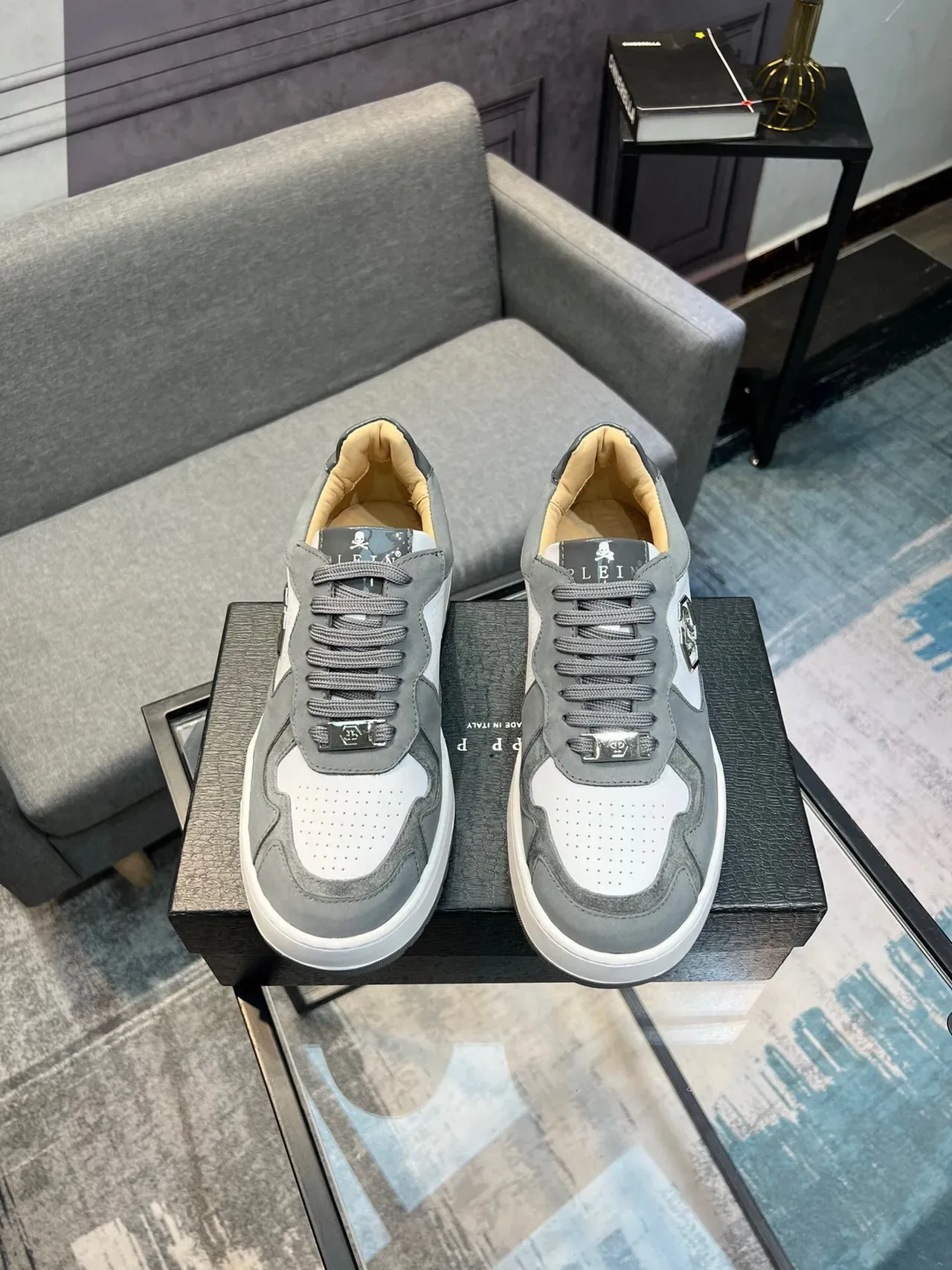 Philipp Plein Tênis Chunky Cinza Branco com Logo Hexagonal Metálico e Upper de Material Misto 2
