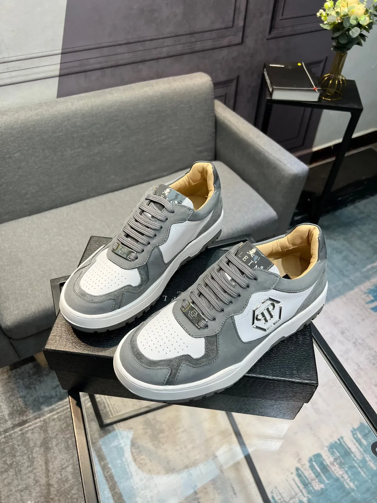 Philipp Plein Tênis Chunky Cinza Branco com Logo Hexagonal Metálico e Upper de Material Misto 3