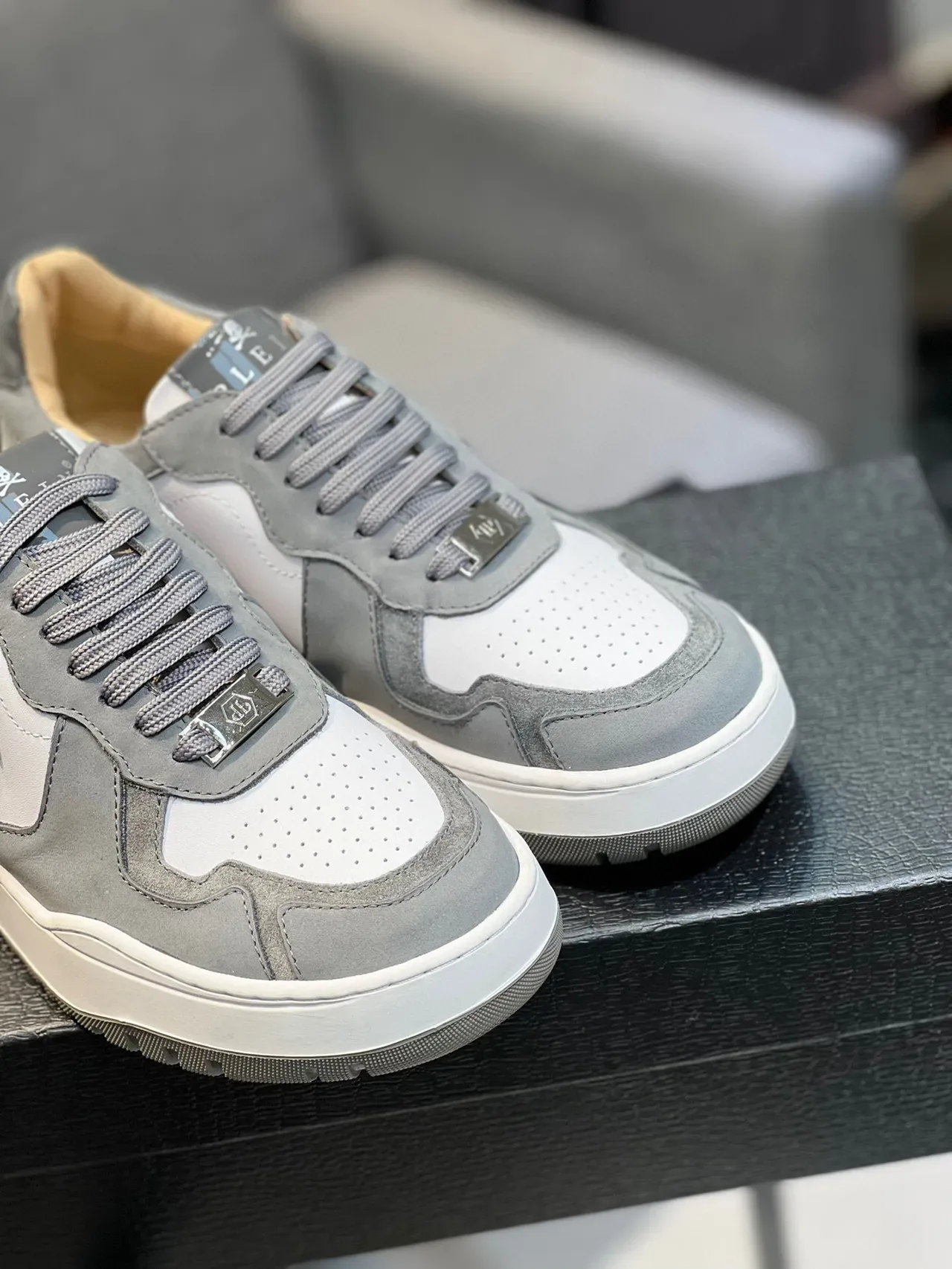 Philipp Plein Tênis Chunky Cinza Branco com Logo Hexagonal Metálico e Upper de Material Misto 9