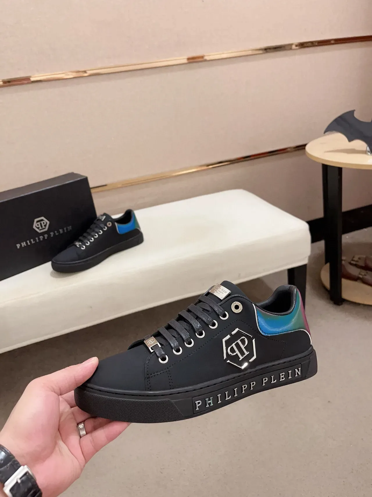 Philipp Plein حذاء نمط الحياة الأسود متعدد الألوان سطح مطفأ قزحي علامة الكعب حذاء نمط الحياة 1