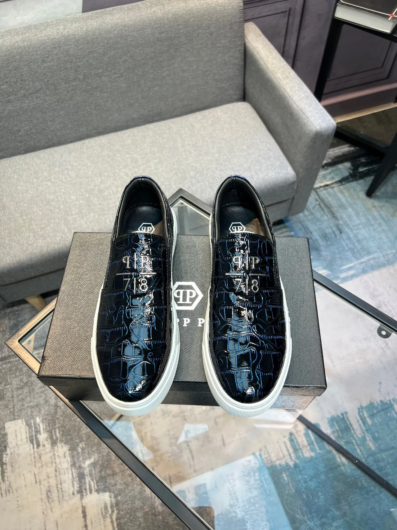Philipp Plein Mocassin Slip-On Bleu Marine Blanc Brillant Cuir Croc Embossé Placa Logo Métallique Mocassin 2