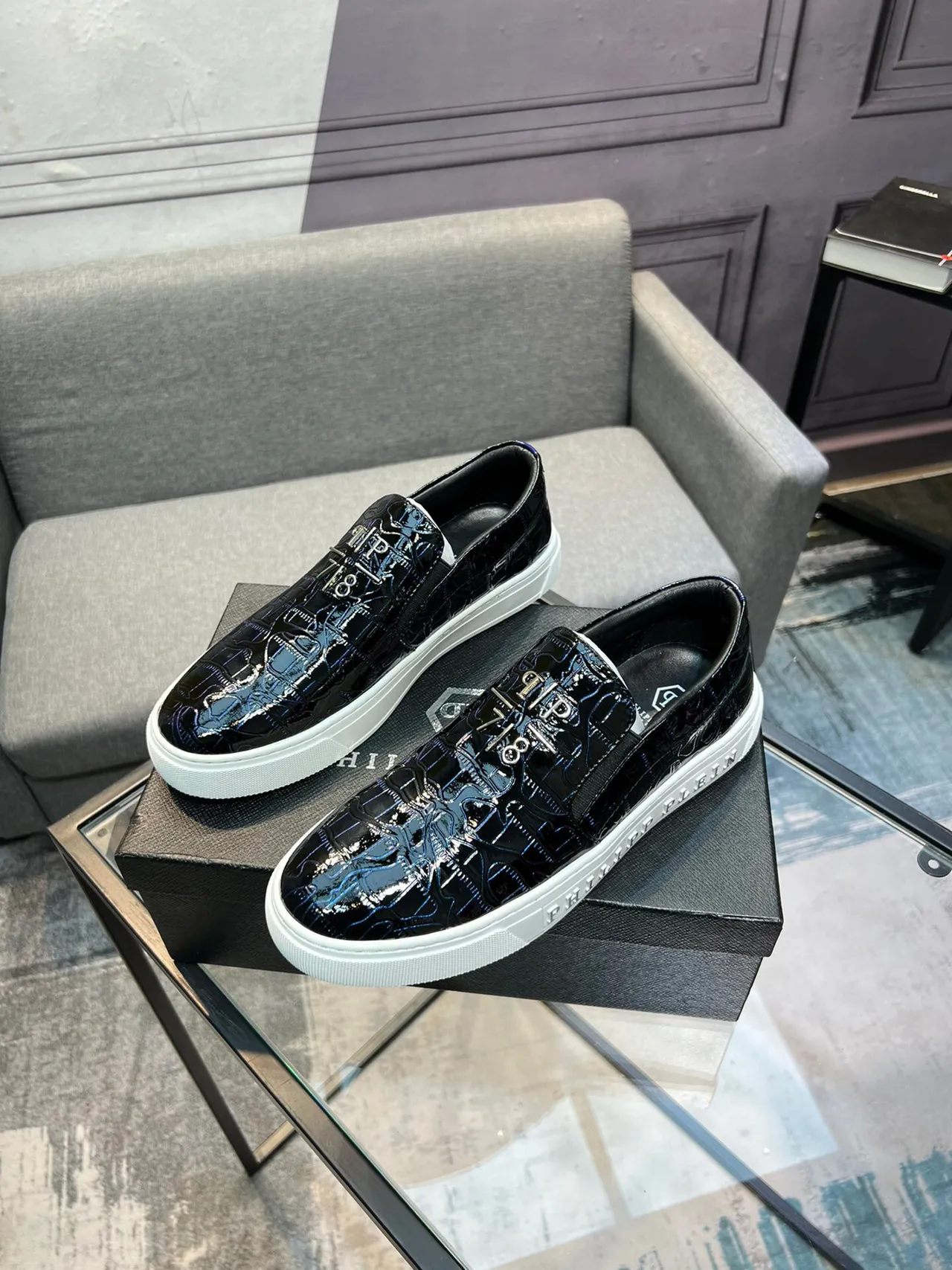 Philipp Plein Mocassin Slip-On Bleu Marine Blanc Brillant Cuir Croc Embossé Placa Logo Métallique Mocassin 3