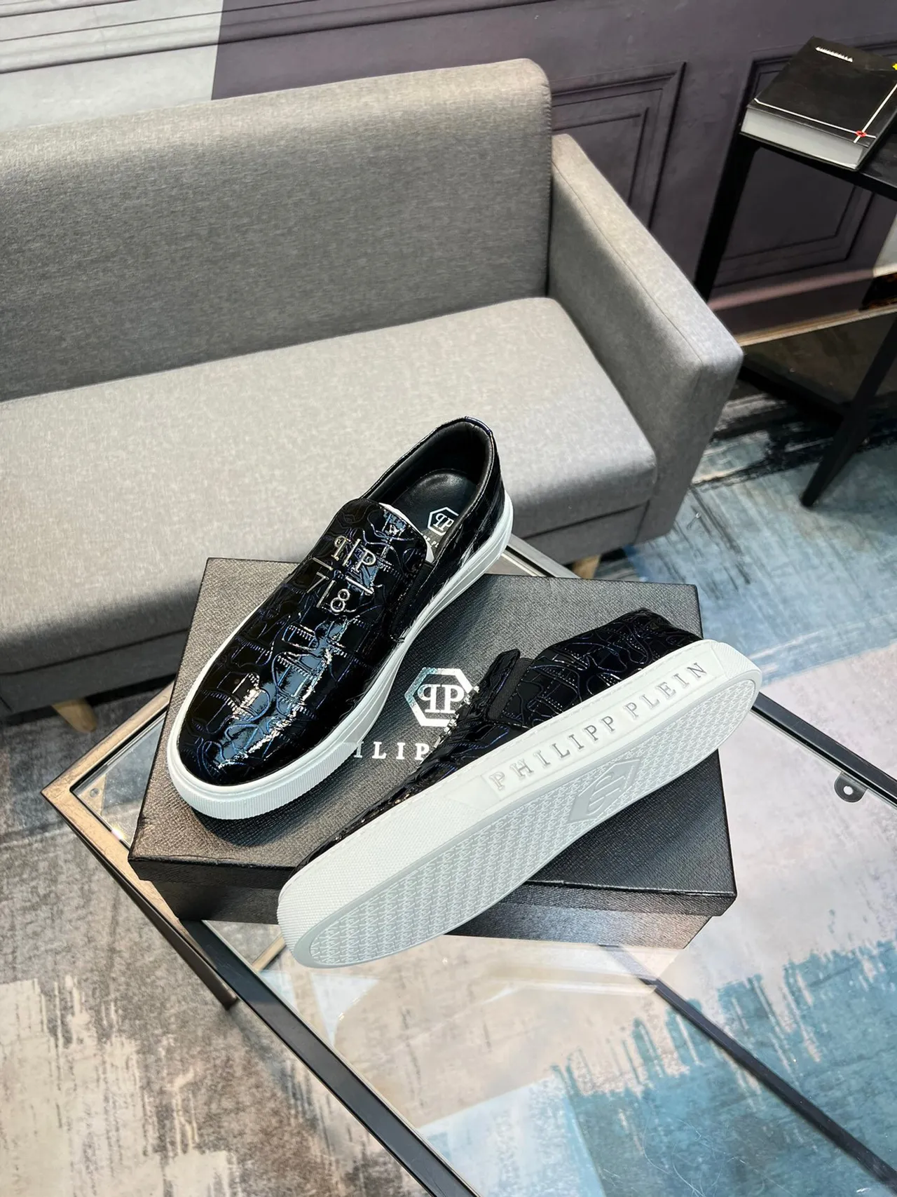Philipp Plein Mocassin Slip-On Bleu Marine Blanc Brillant Cuir Croc Embossé Placa Logo Métallique Mocassin 4