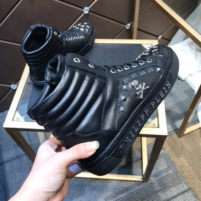 Philipp Plein sneakers lifestyle avec crâne clouté noir haut 3