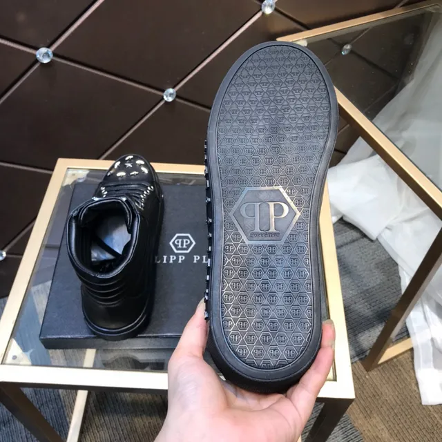 Philipp Plein sneakers lifestyle avec crâne clouté noir haut 4