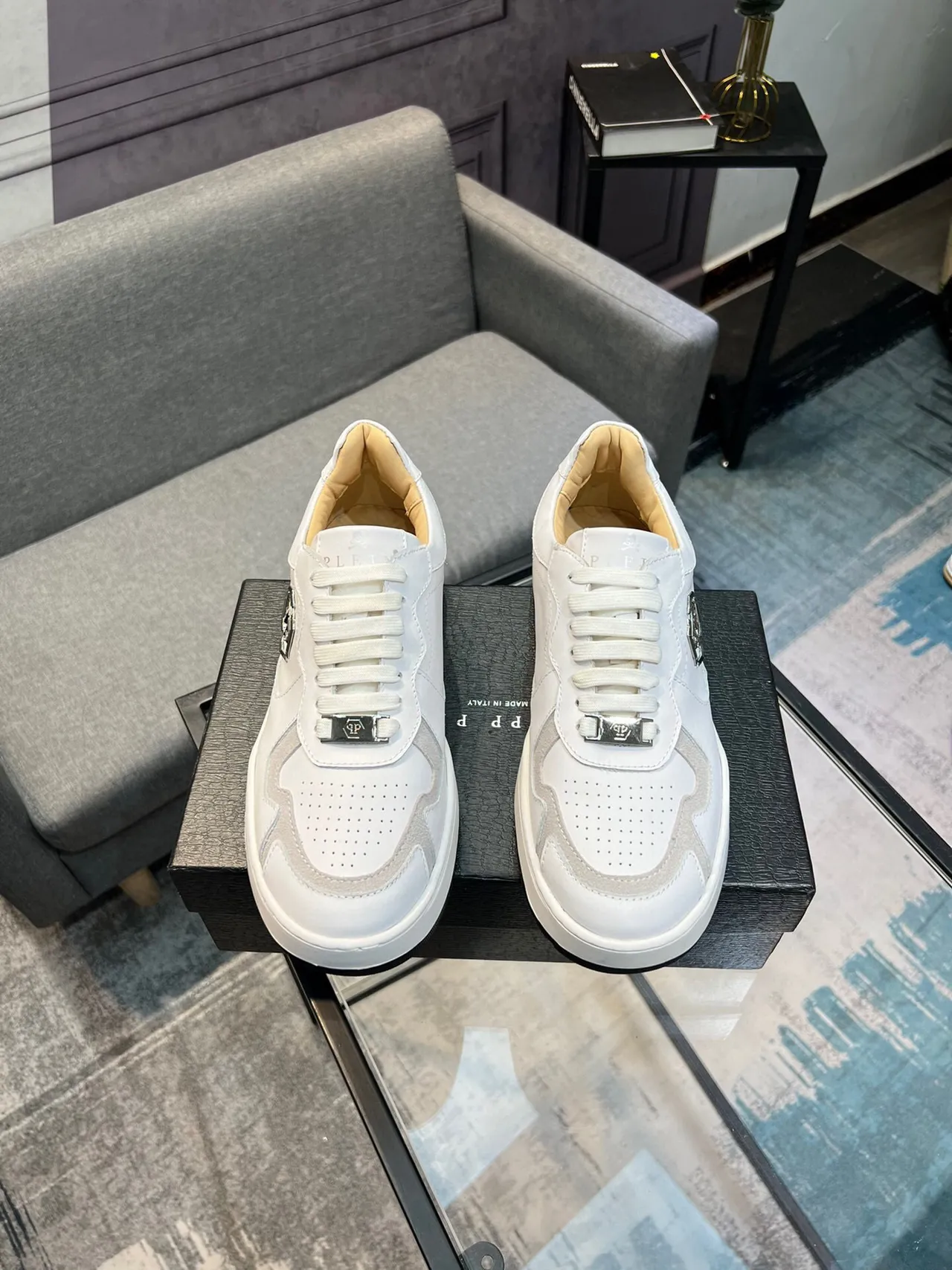 Philipp Plein Chaussures lifestyle à deux tons blanches et beige monogrammées 2