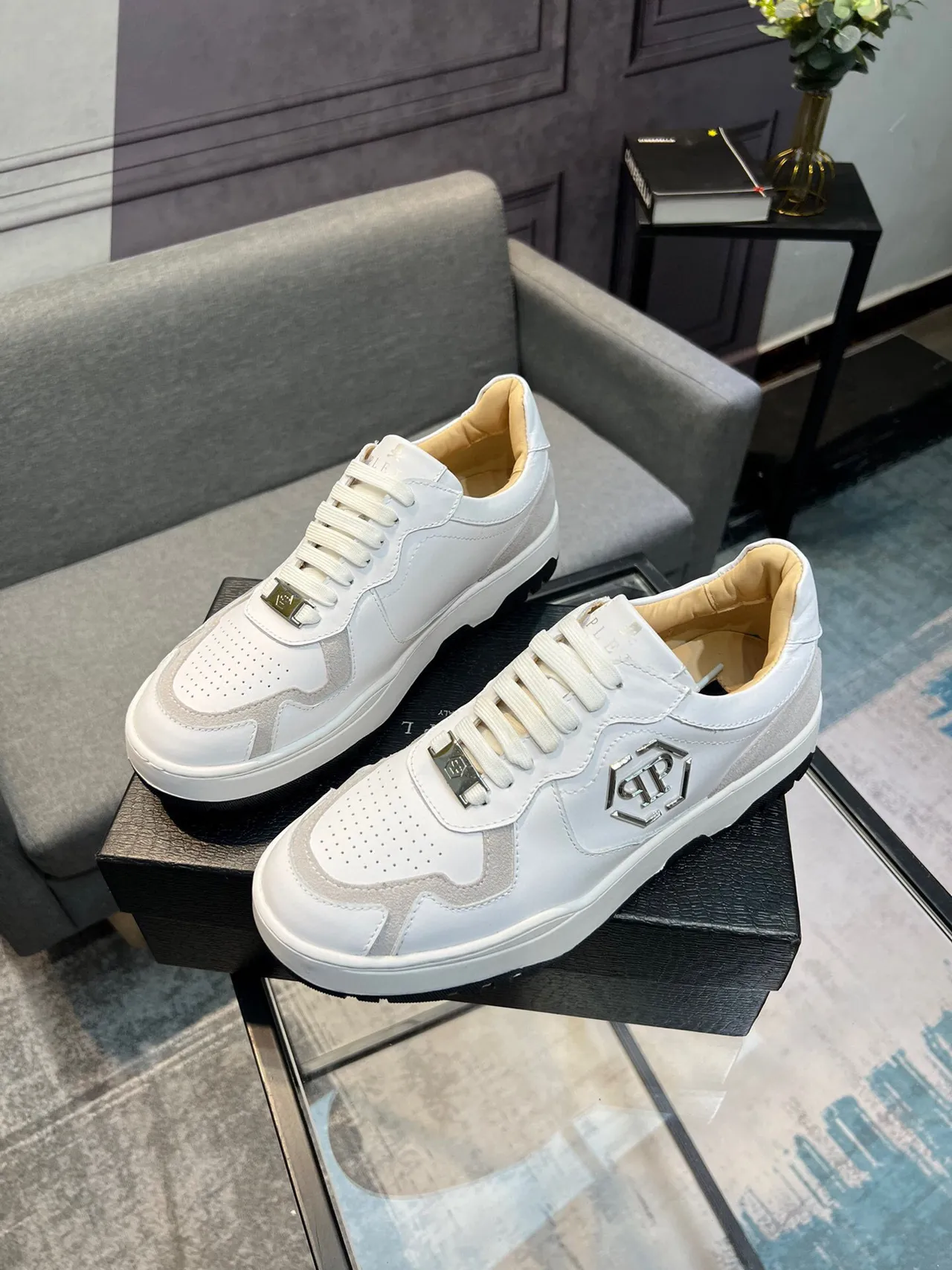 Philipp Plein Chaussures lifestyle à deux tons blanches et beige monogrammées 3