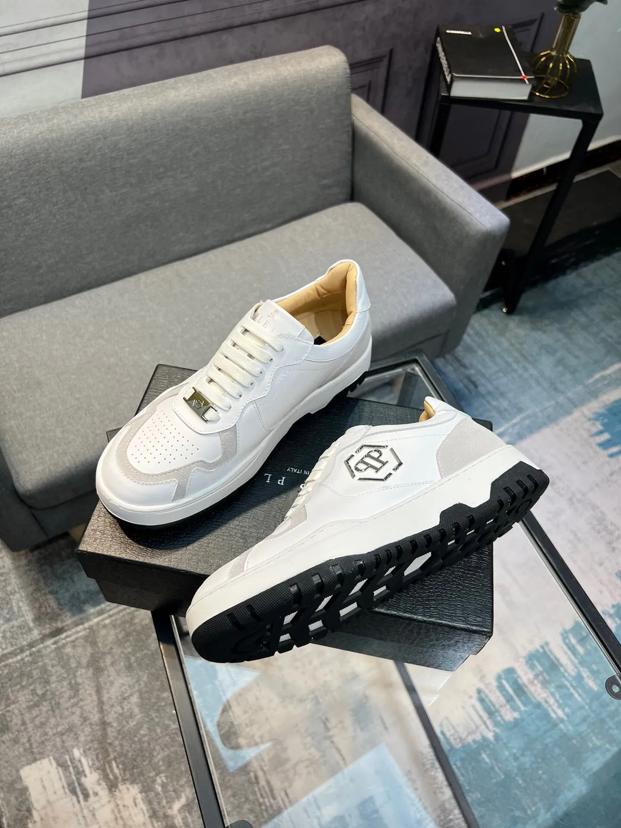 Philipp Plein Chaussures lifestyle à deux tons blanches et beige monogrammées 4