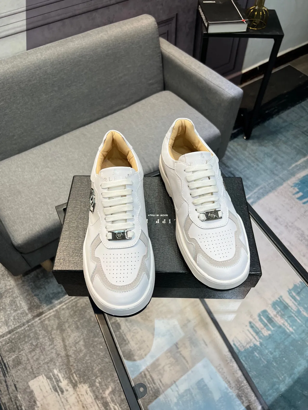 Philipp Plein Chaussures lifestyle à deux tons blanches et beige monogrammées 5