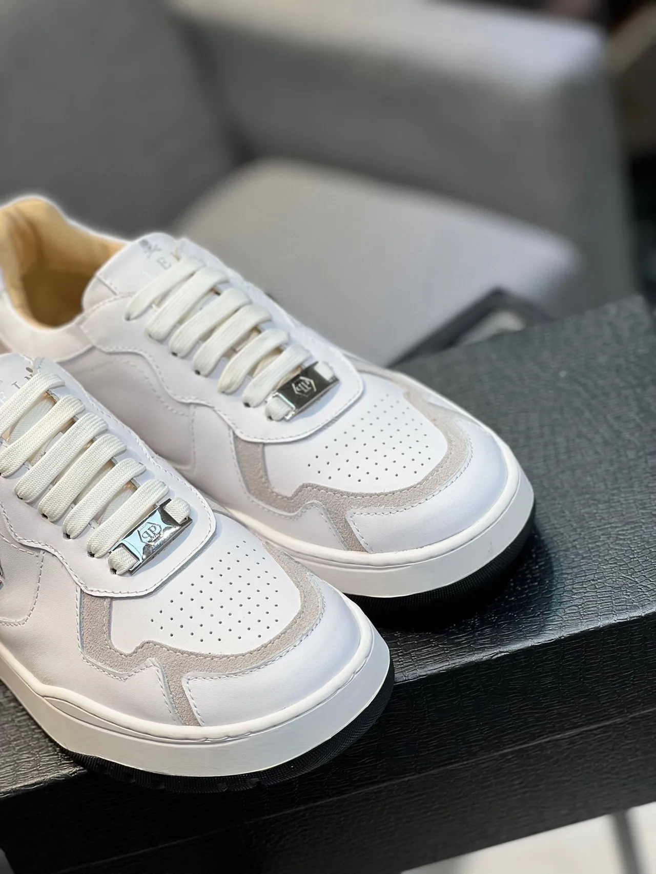 Philipp Plein Chaussures lifestyle à deux tons blanches et beige monogrammées 9
