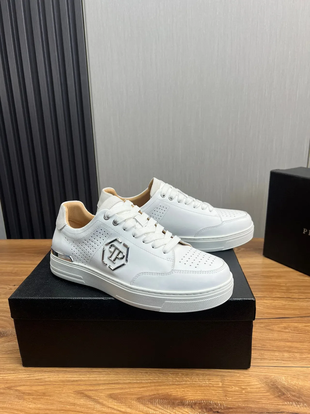Philipp Plein Tênis Lifestyle Branco Prata Couro Perfurado Superior Logo Hexagonal Metálico 2