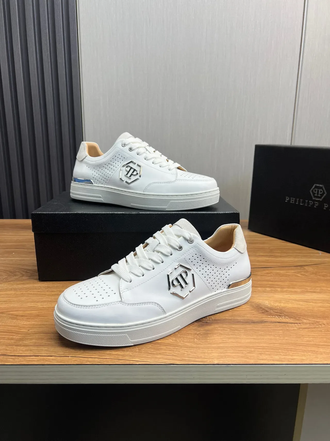 Philipp Plein Tênis Lifestyle Branco Prata Couro Perfurado Superior Logo Hexagonal Metálico 3