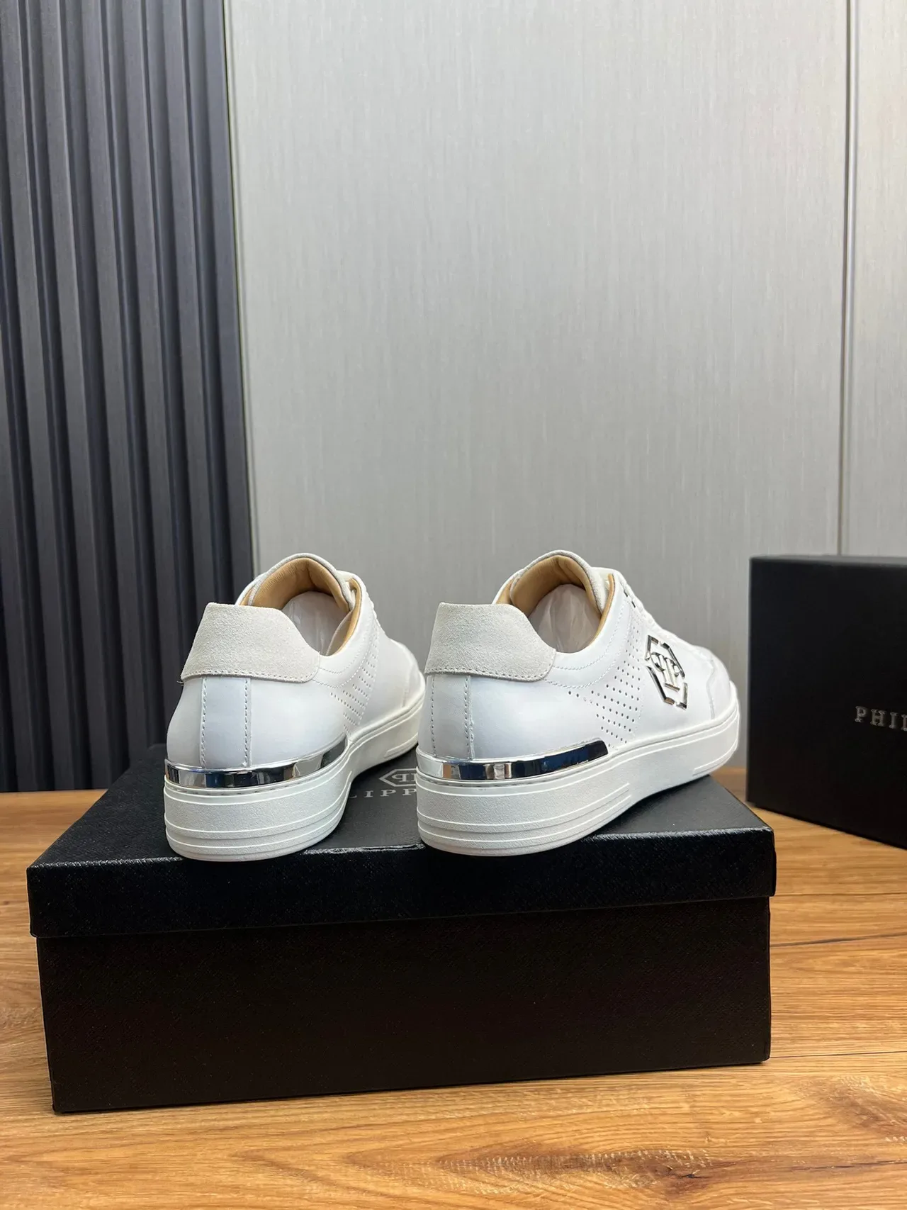 Philipp Plein Tênis Lifestyle Branco Prata Couro Perfurado Superior Logo Hexagonal Metálico 4