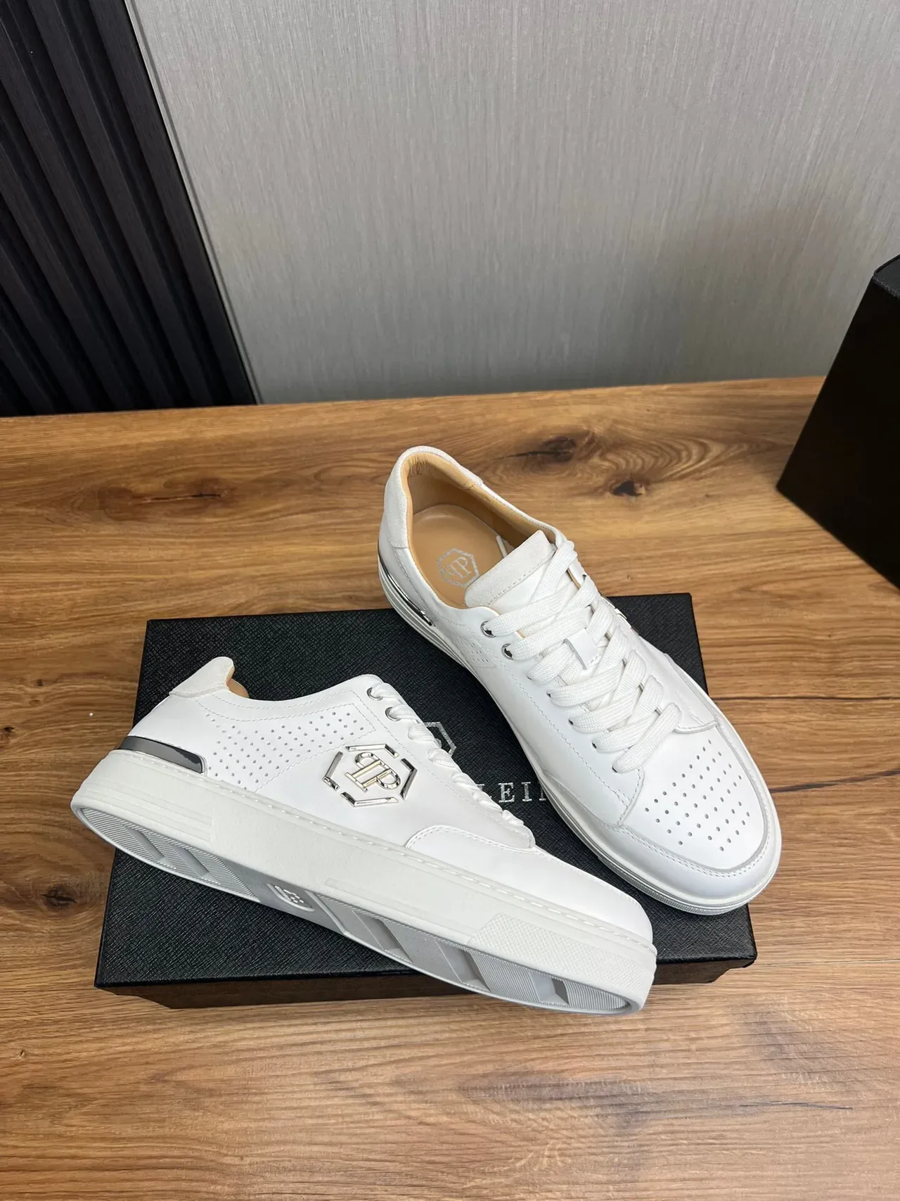Philipp Plein Tênis Lifestyle Branco Prata Couro Perfurado Superior Logo Hexagonal Metálico 5