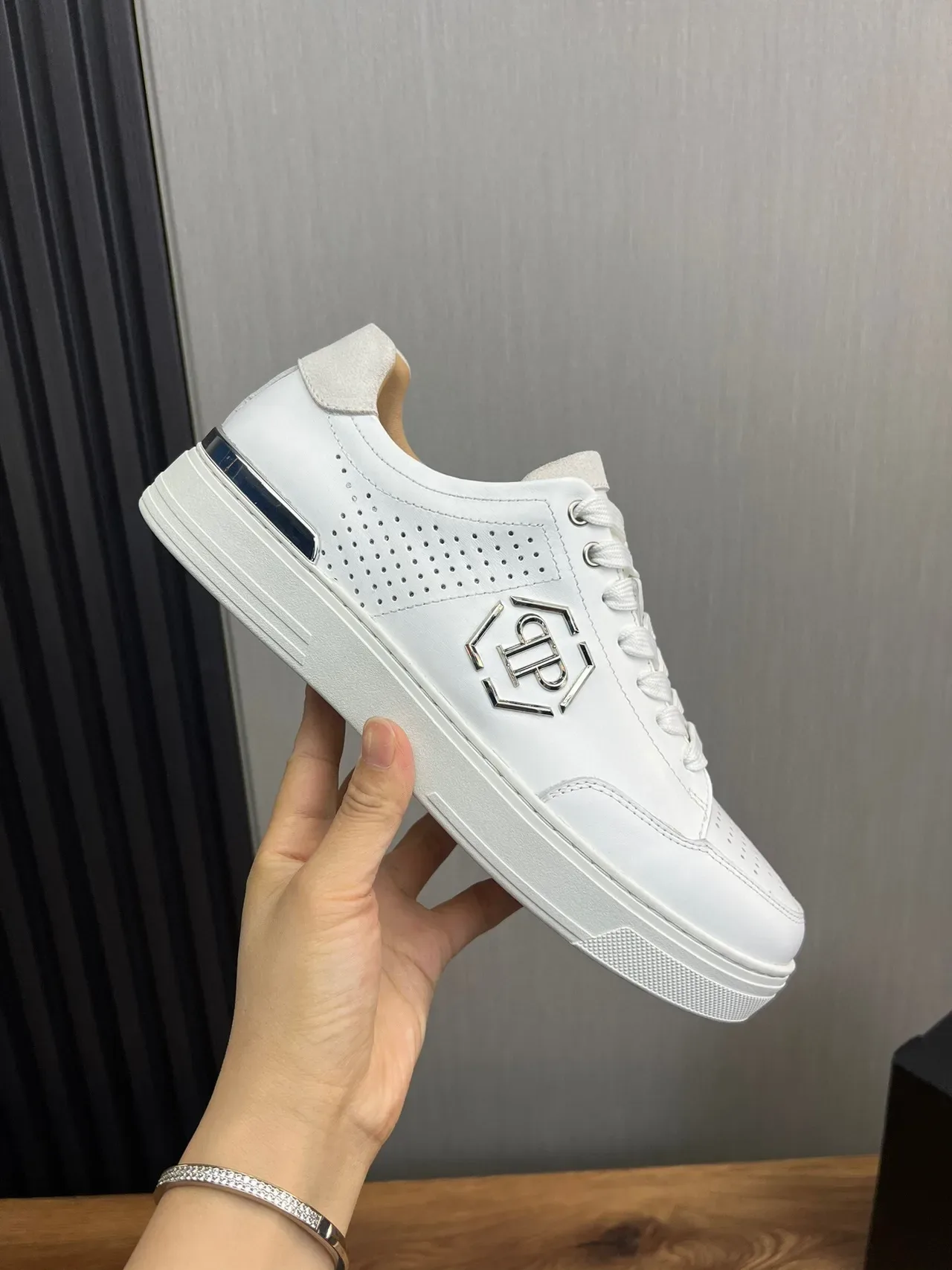 Philipp Plein Tênis Lifestyle Branco Prata Couro Perfurado Superior Logo Hexagonal Metálico 6