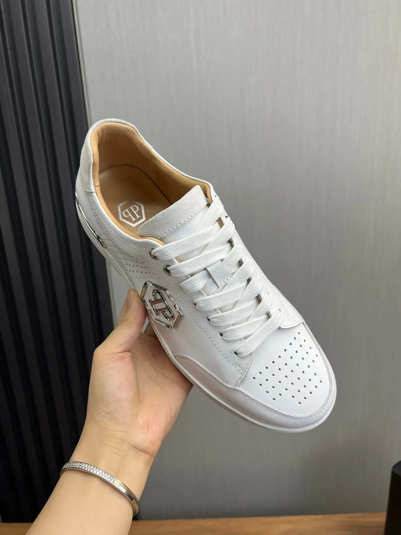 Philipp Plein Tênis Lifestyle Branco Prata Couro Perfurado Superior Logo Hexagonal Metálico 7