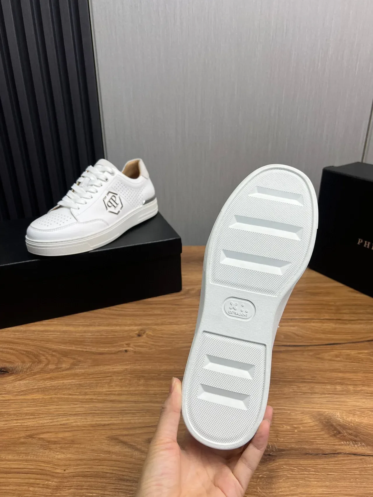 Philipp Plein Tênis Lifestyle Branco Prata Couro Perfurado Superior Logo Hexagonal Metálico 8