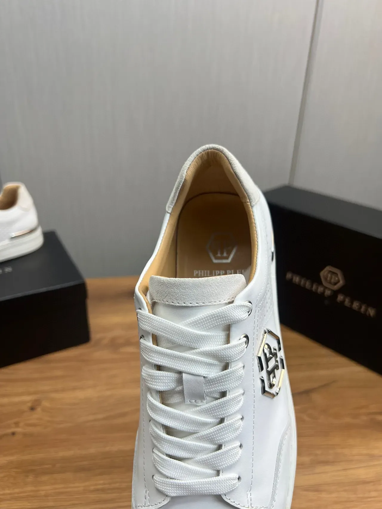 Philipp Plein Tênis Lifestyle Branco Prata Couro Perfurado Superior Logo Hexagonal Metálico 9