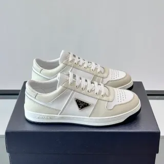 Prada Sneakers Lifestyle Beige Blanc de Deux Tons en Cuir avec Bout Perforé
