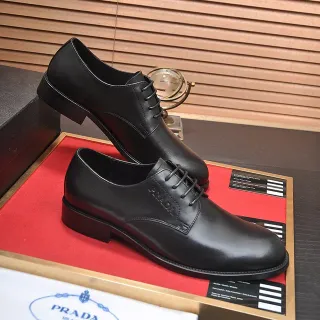 Prada Sapatos Oxford com ponta com aba preta