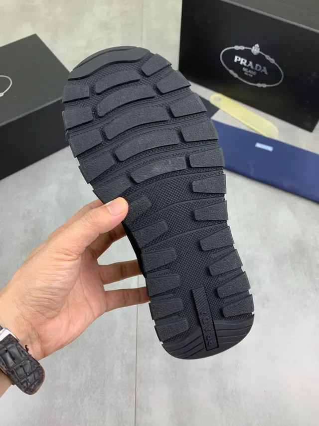 Prada Lifestyle Sneakers Noir Cuir Patenté Brillant Pointe Nylon Mat Panneaux Latéraux 2